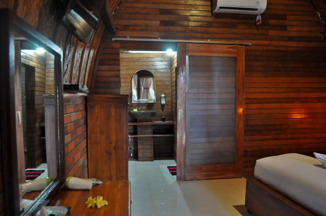 Hotel Surya Chandra Beach Bungalow à Batununggul Extérieur photo